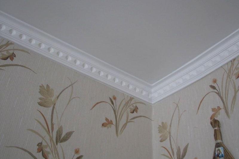 Монтаж потолочного плинтуса из полиуретана и пенопласта цена работы в ...